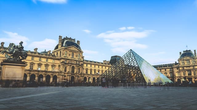 Hvad hedder denne enormt populære turistattraktion som findes i Frankrig?